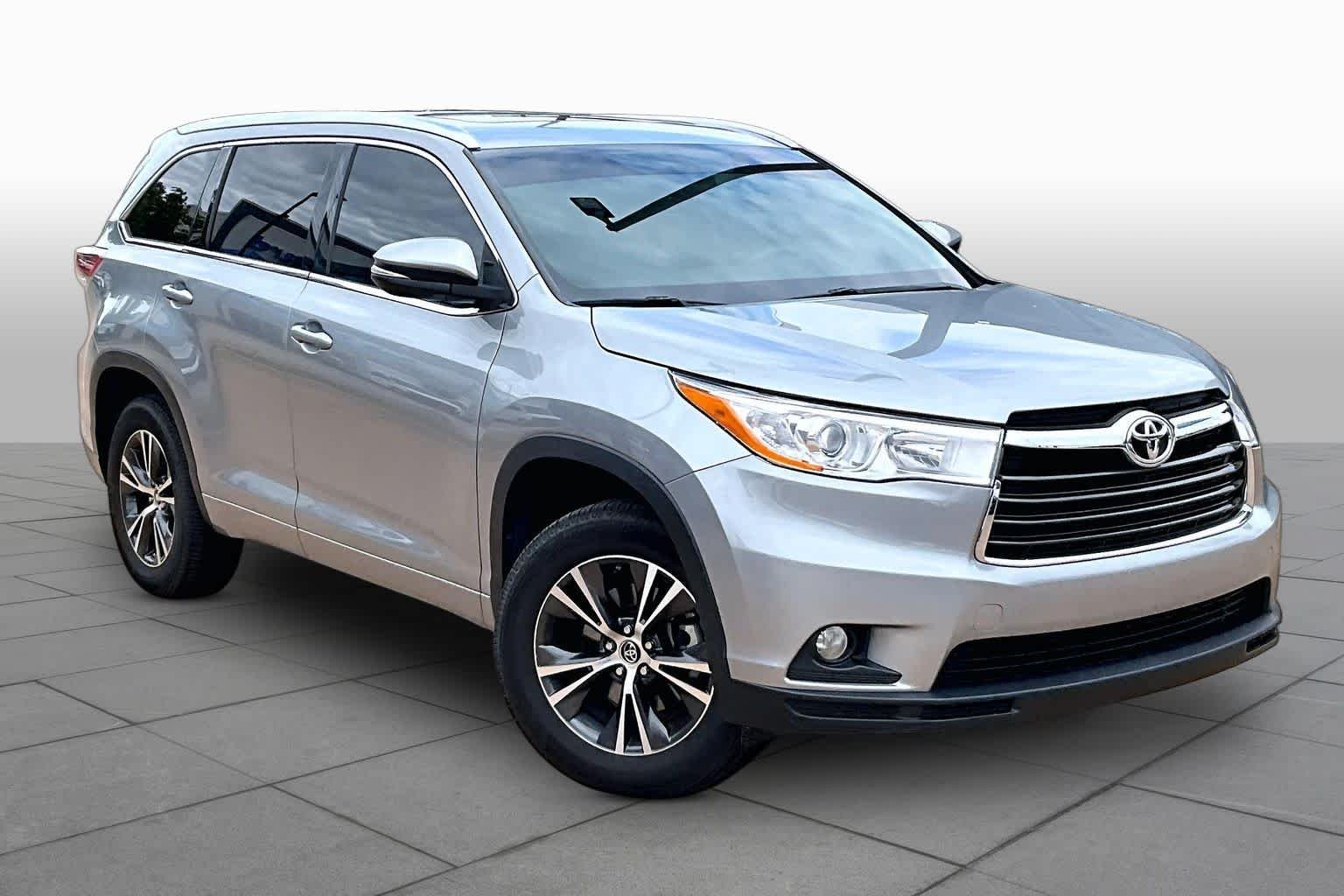 Used 2016 Silver Sky Metallic Toyota XLE image 3