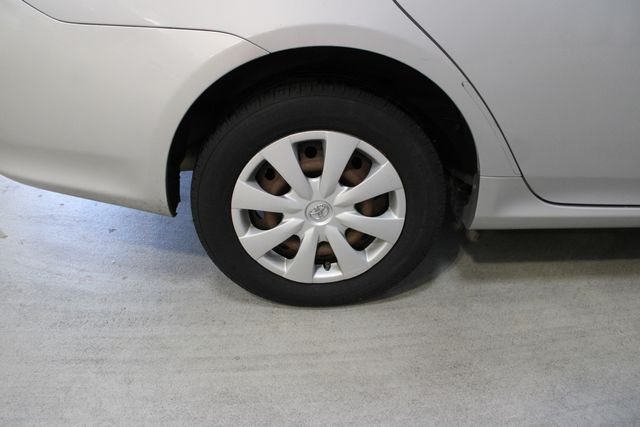 Used 2009 Silver Toyota LE image 29