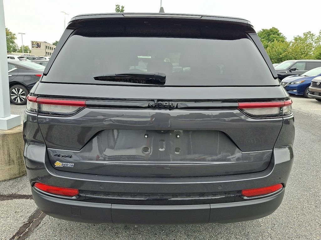 Used 2024 Gray Jeep Altitude image 5