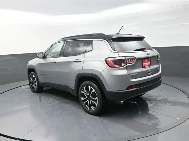 Used 2024  Jeep Limited image 6