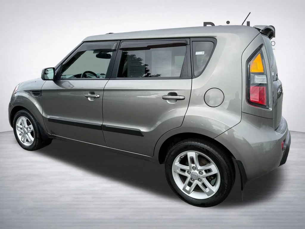 Used 2011 Titanium Kia + image 5