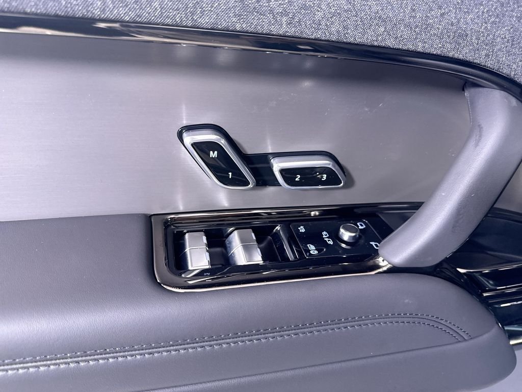 New 2026 SANTORN BLK MET Land Rover SE image 12