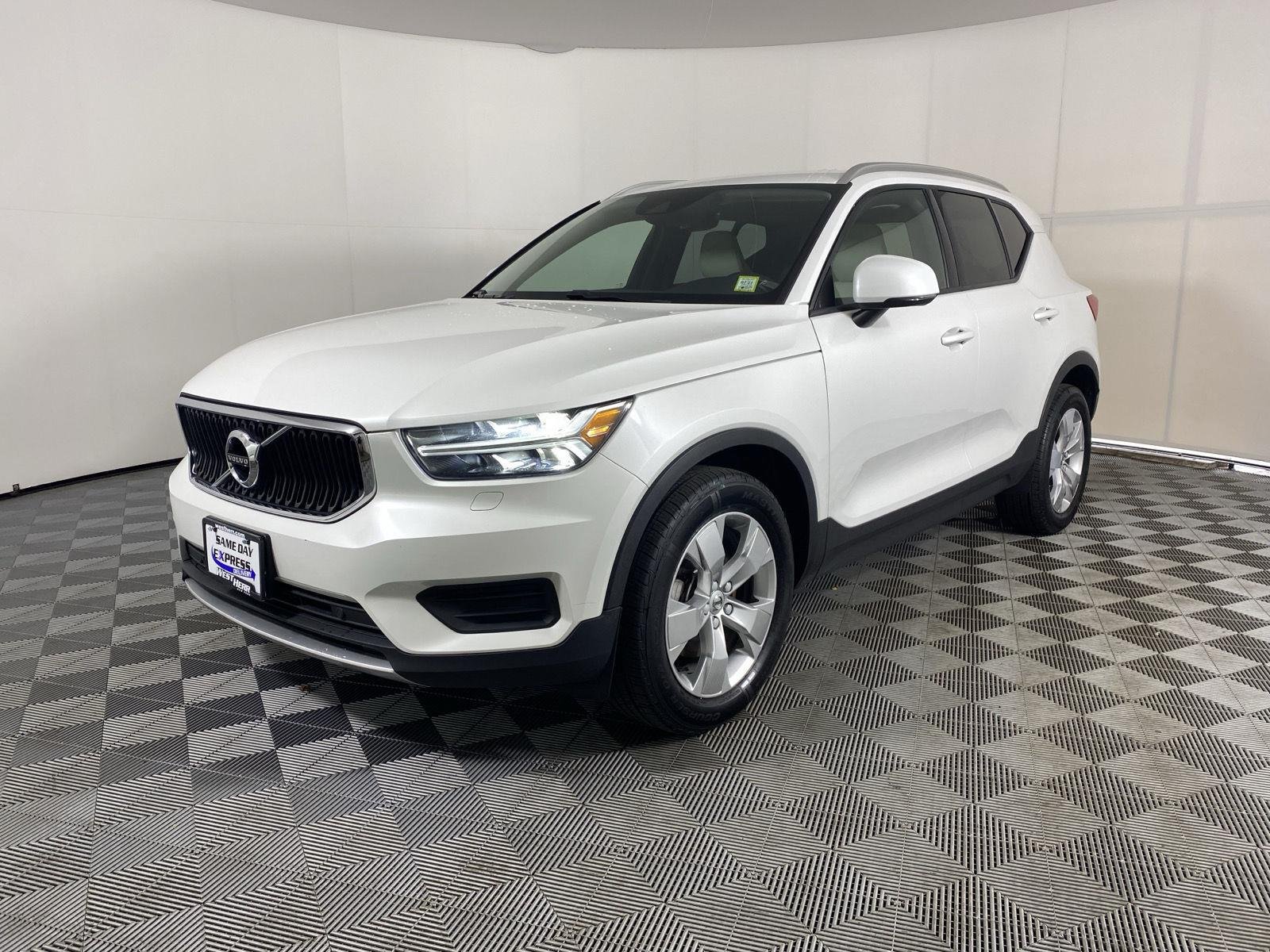 Used 2022 Crystal White Metallic Volvo Momentum image 3