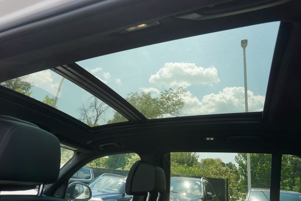 Used 2023 White Metallic BMW xDrive40i image 26