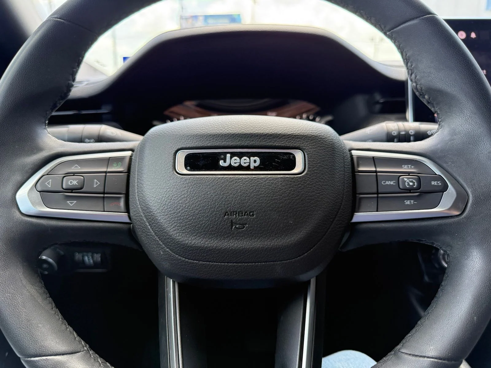 Used 2023 White Jeep Latitude image 9