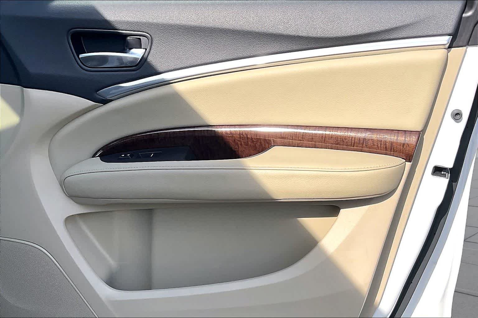 Used 2020 Platinum White Pearl Acura  image 22