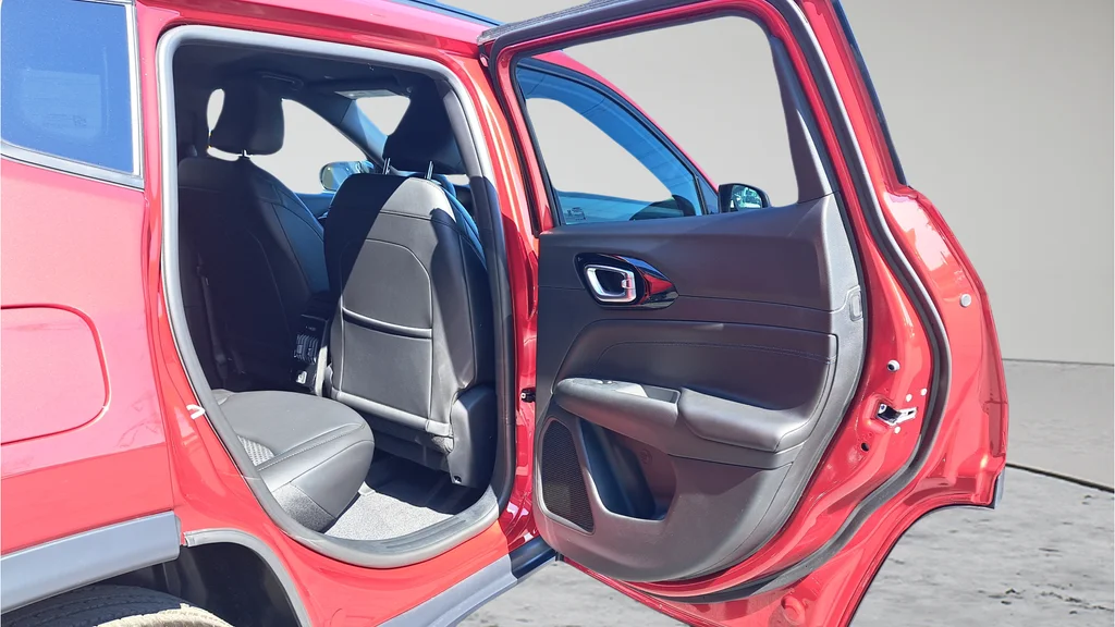 New 2026 Red Hot Pearlcoat Jeep Latitude image 13