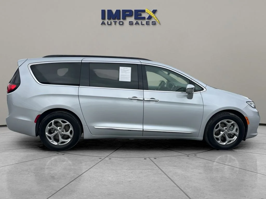 Used 2022 Silver Chrysler Limited image 6
