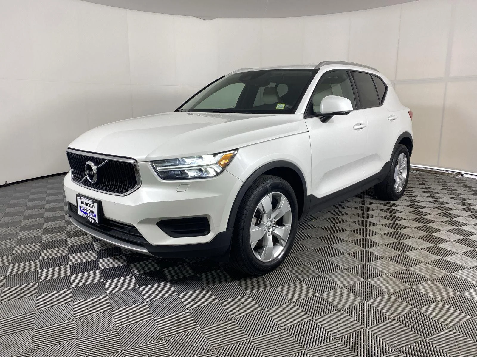 Used 2022 Crystal White Metallic Volvo Momentum image 3