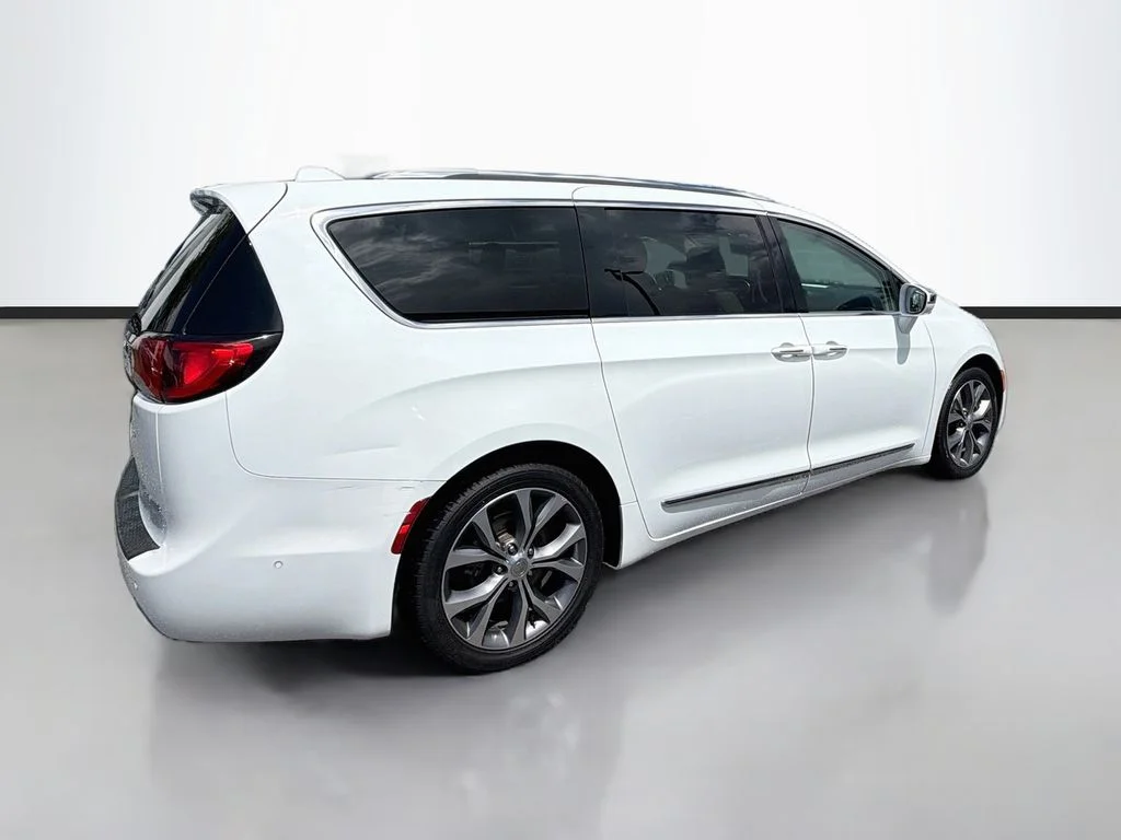 Used 2018 White Chrysler Limited image 5