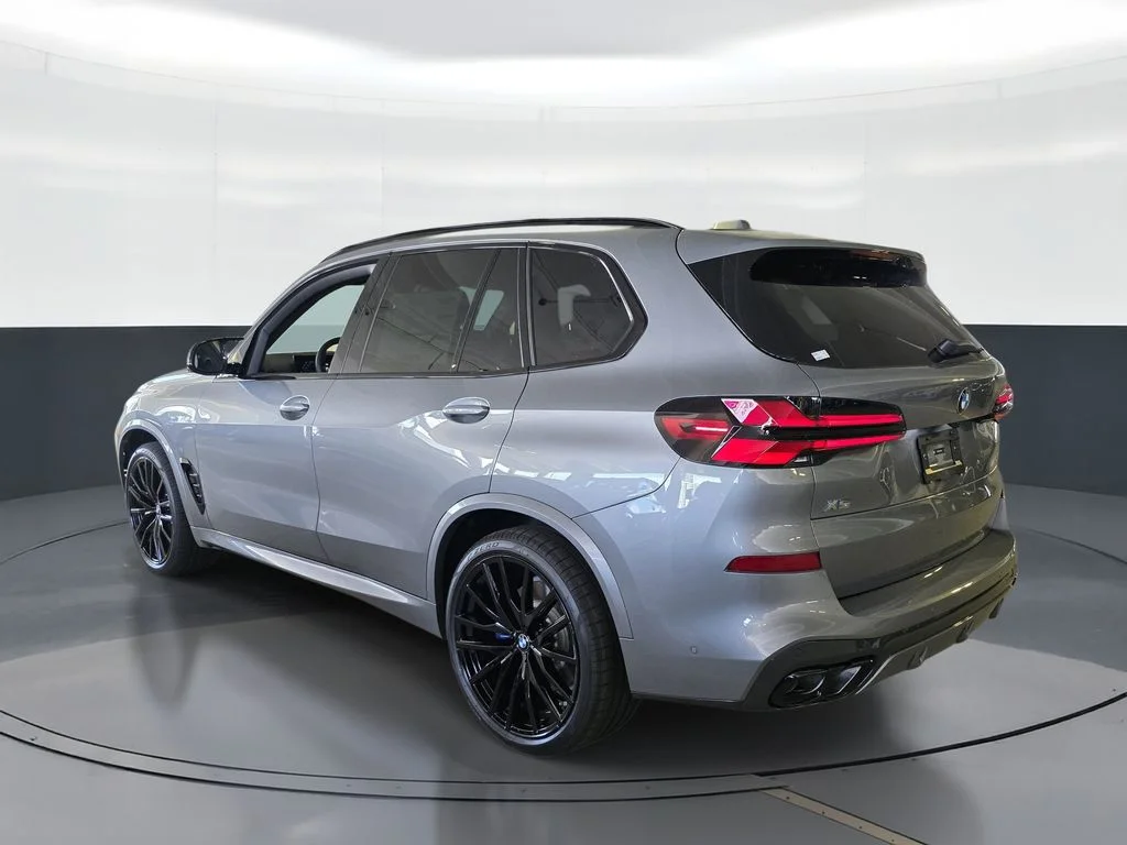 New 2026 Skyscraper Grey Metallic BMW M60i image 4