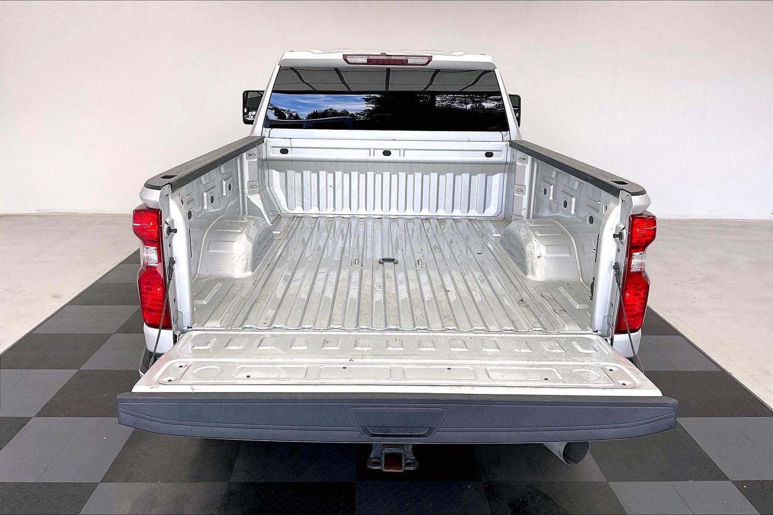 Used 2022 SILVER ICE METALLIC Chevrolet Custom image 27