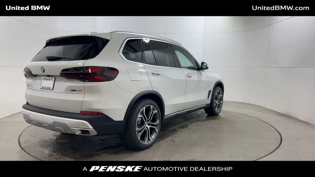 Used 2026 Alpine White BMW sDrive40i image 8
