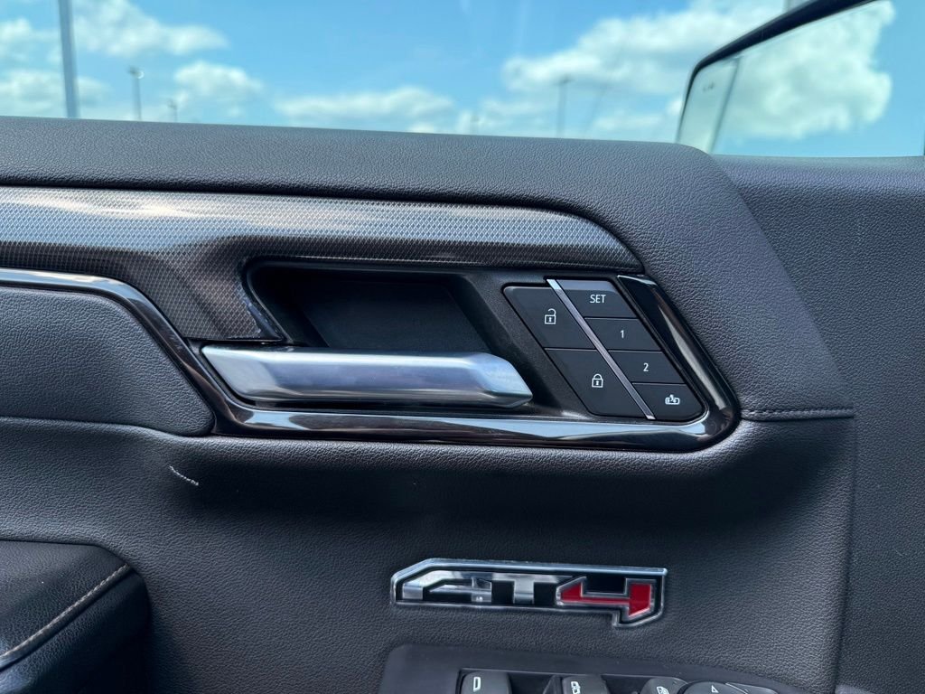 Used 2022 White GMC AT4 image 10