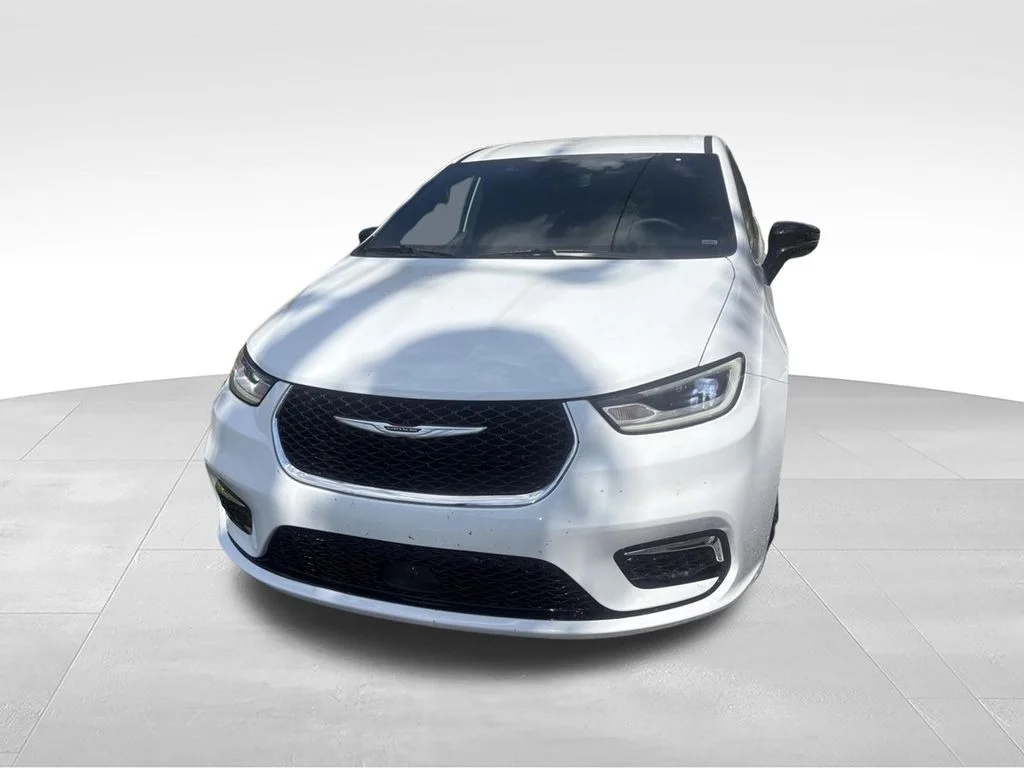 Used 2025 White/off-white Chrysler Select image 4