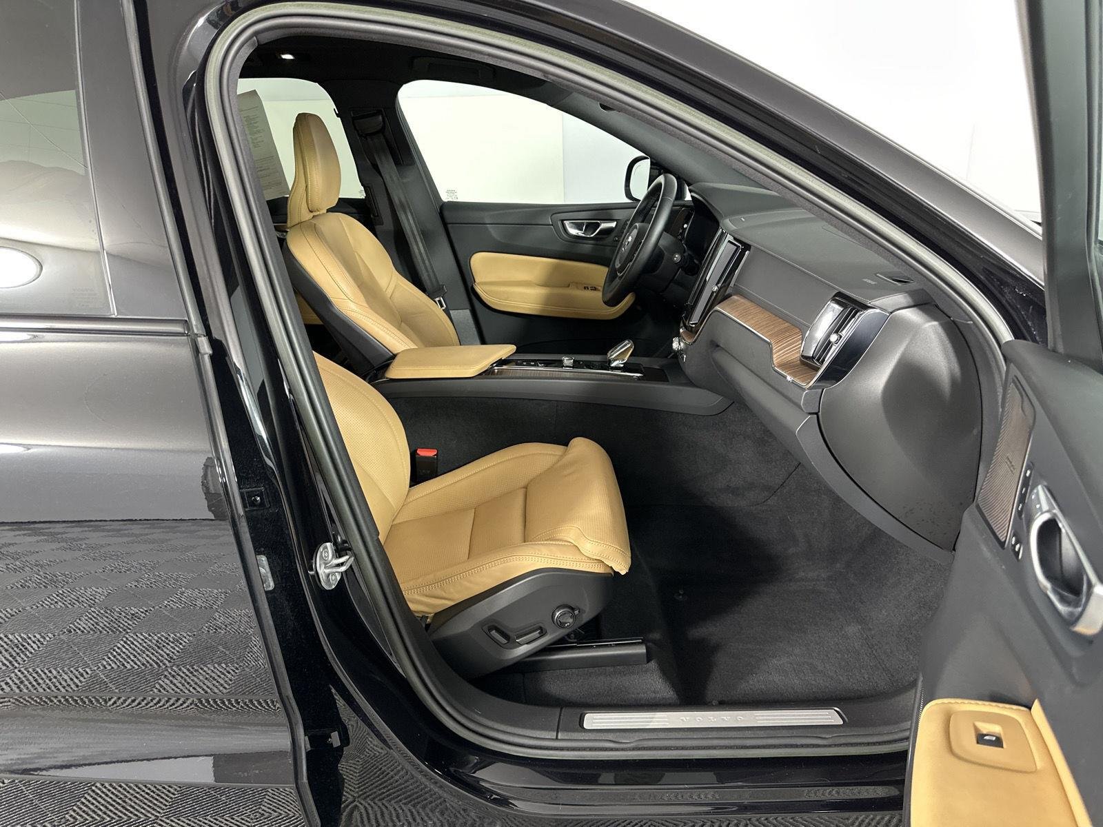 Used 2023 Onyx Black Metallic Volvo Ultimate Dark Theme image 31