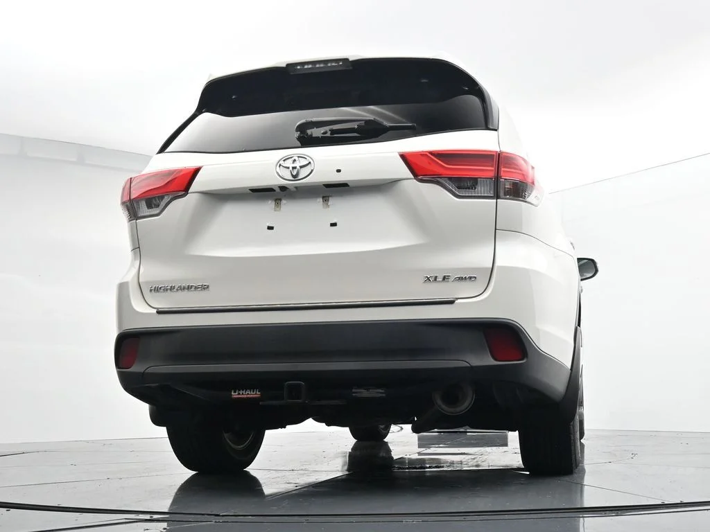 Used 2019 White Toyota XLE image 33