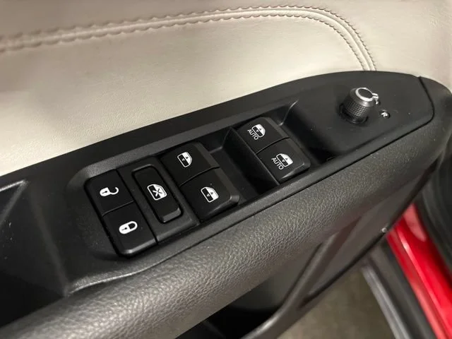 Used 2024  Jeep Limited image 12