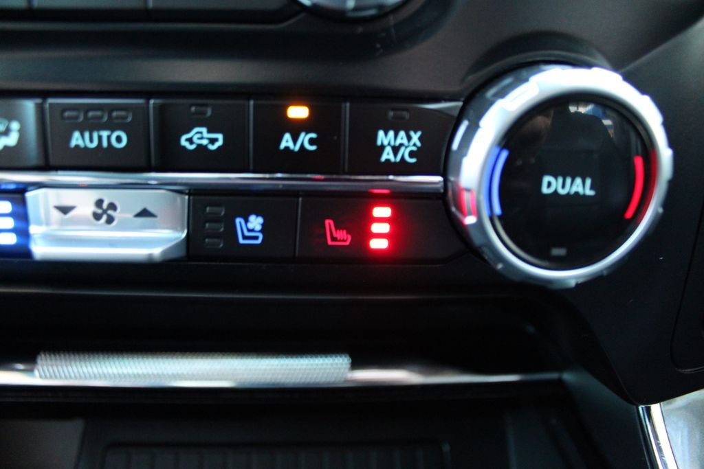Used 2023  Ford Lariat image 31