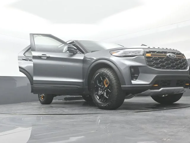 New 2026 Carbonized Gray Metallic Ford Tremor® image 32