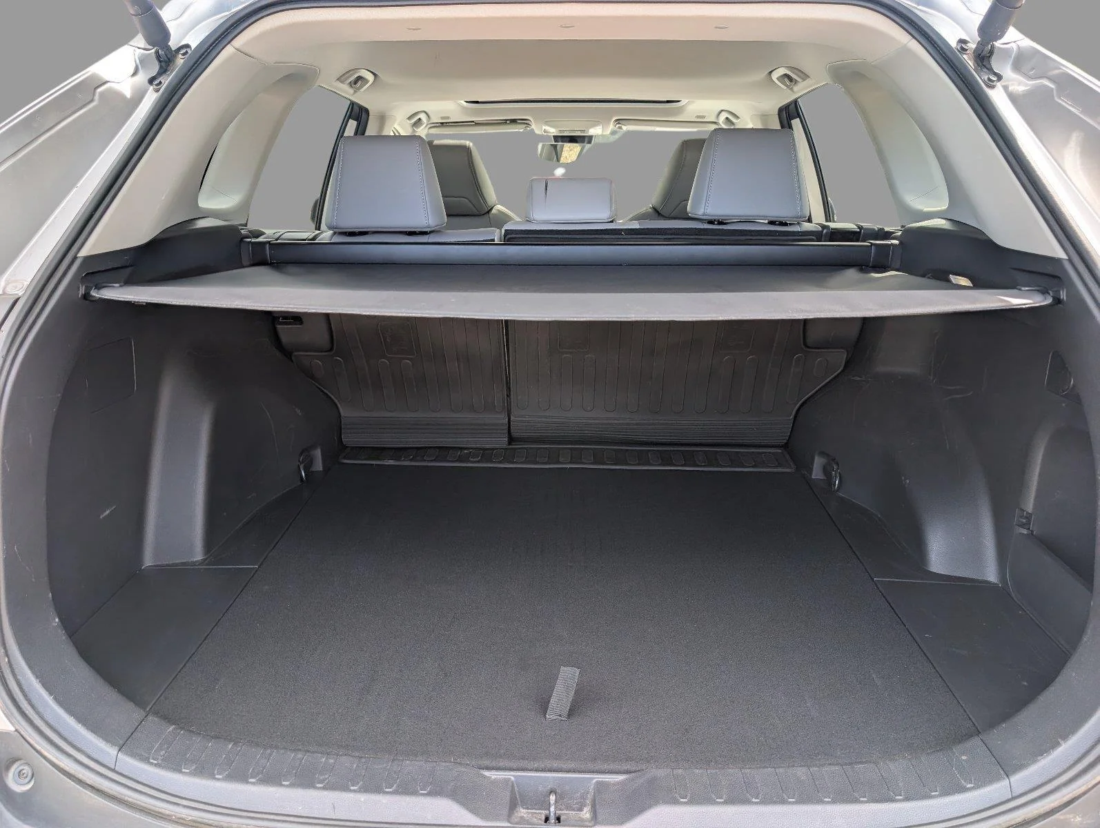 Used 2024 Silver Sky Metallic Toyota XLE Premium image 5