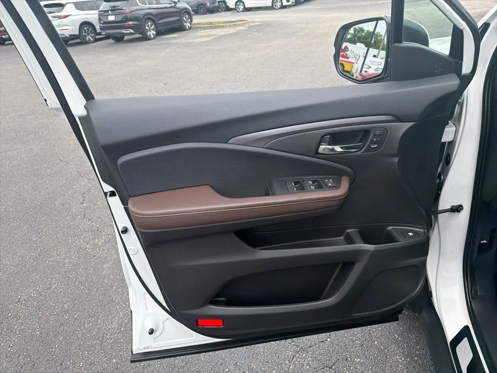 Used 2025 White Honda RTL image 5