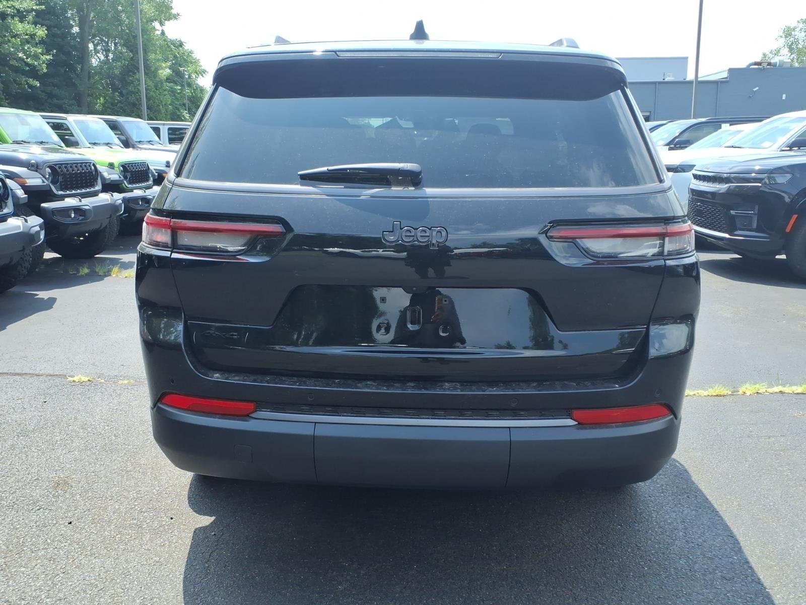 New 2026 Diamond Black Crystal Pearl-Coat Exterior Paint Jeep Laredo image 5