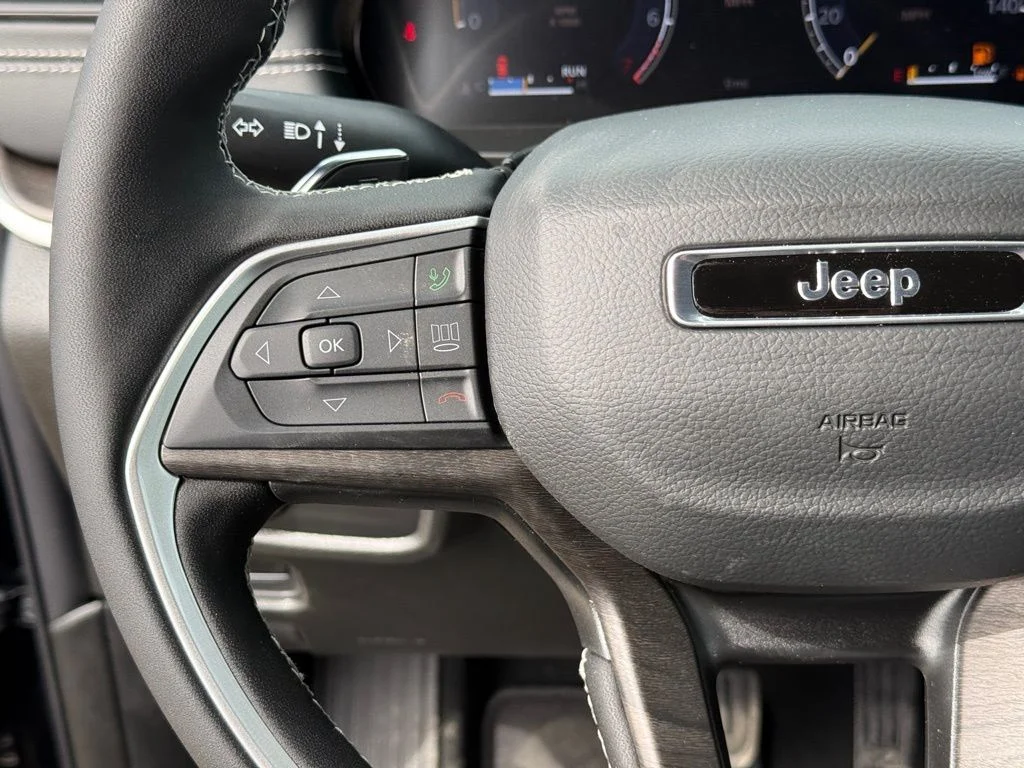New 2026 Diamond Black Crystal Pearl-Coat Exterior Paint Jeep Laredo Altitude image 15