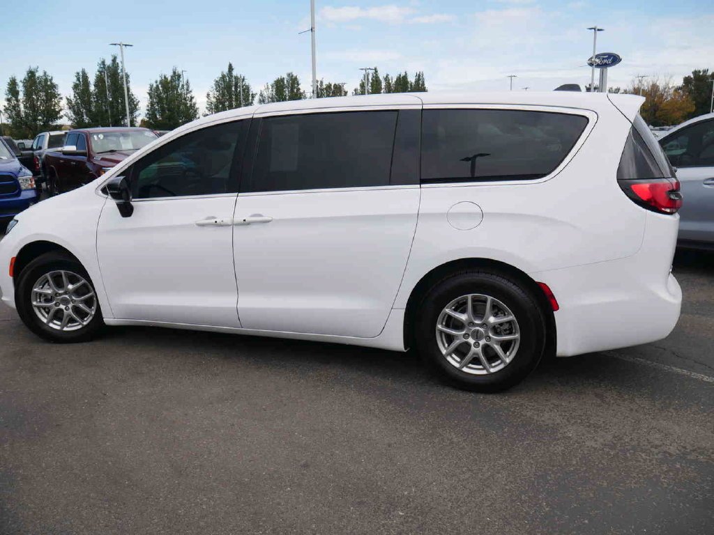 Used 2024 White Chrysler Touring L image 17
