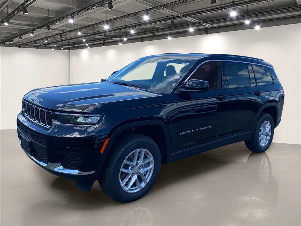 New 2026 Diamond Black Crystal Pearl-Coat Exterior Paint Jeep Laredo image 2