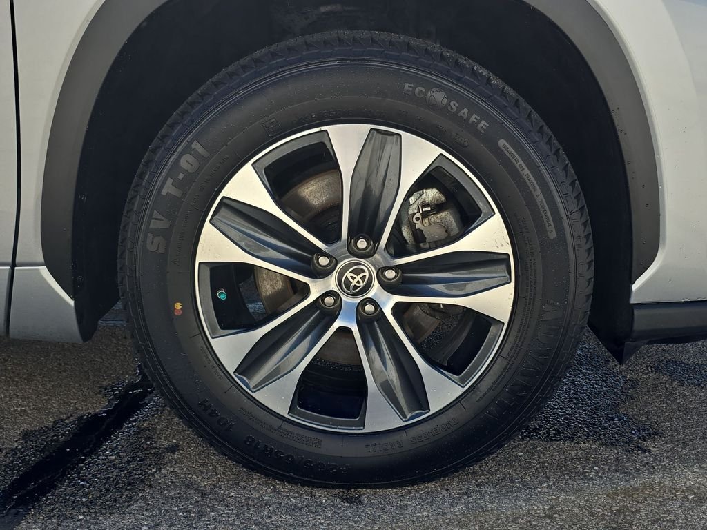 Used 2022 Silver Toyota XLE image 41