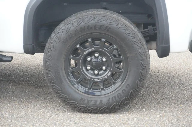 Used 2024 WHITE GMC AT4X image 13