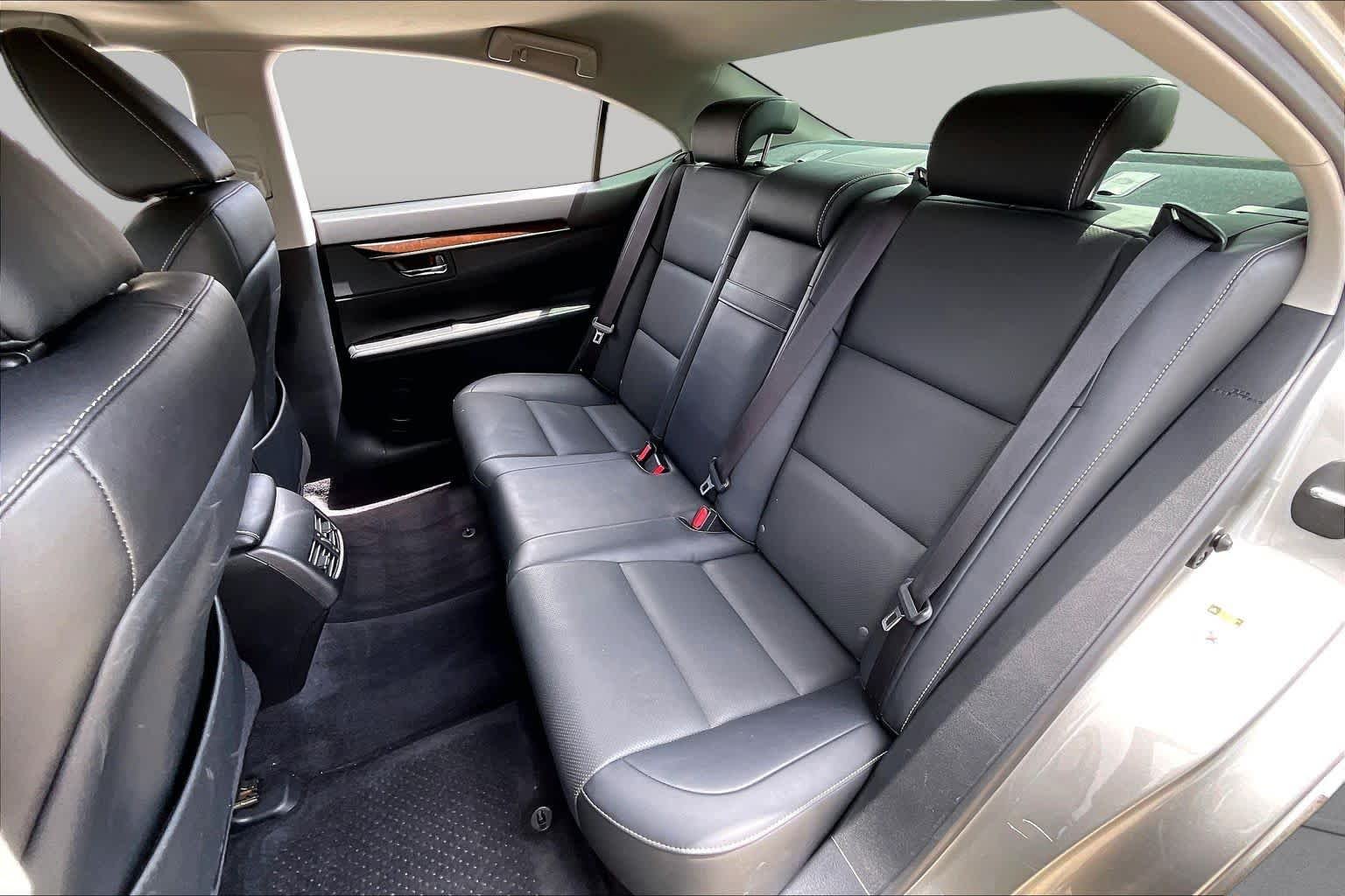 Used 2015 Atomic Silver Lexus  image 18
