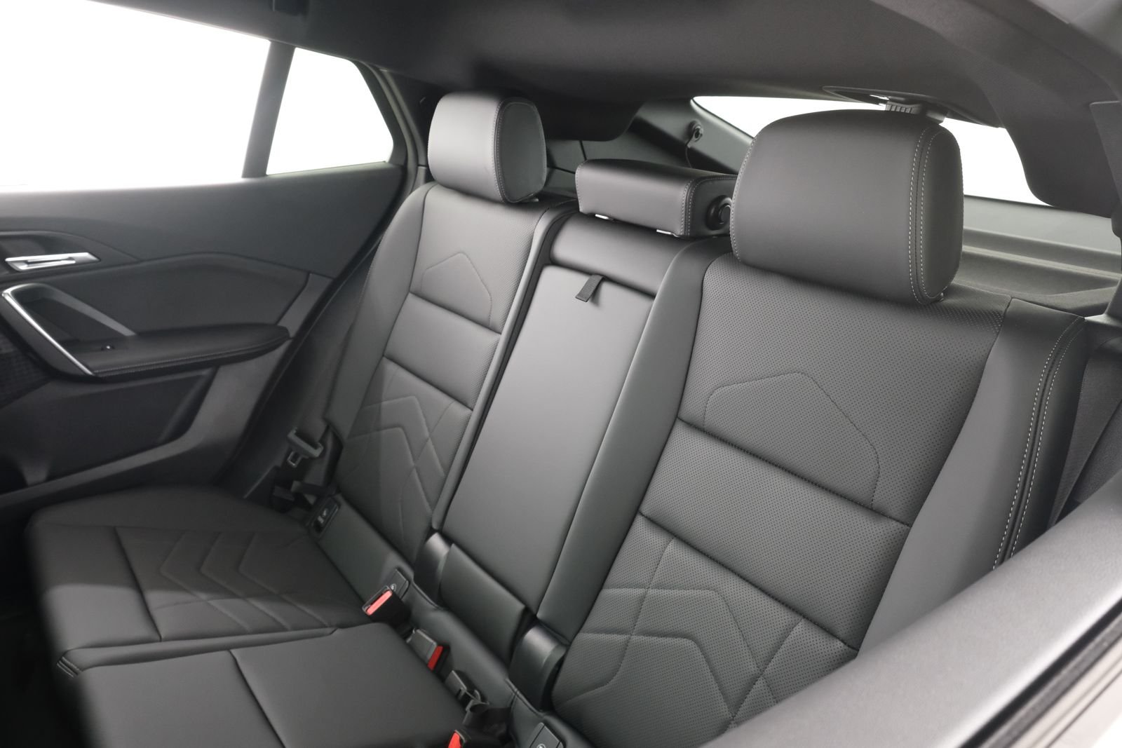 New 2026 Mineral White Metallic BMW xDrive28i image 31