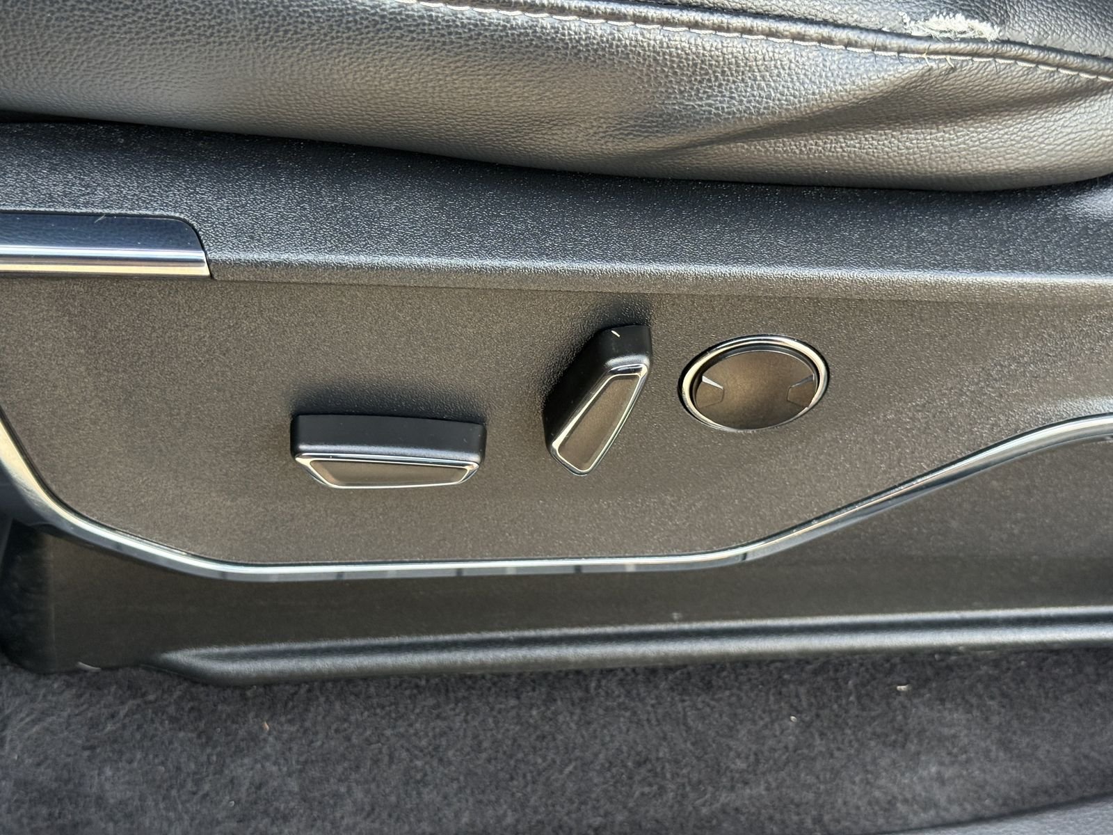 Used 2023 Gray Metallic Ford Lariat image 22