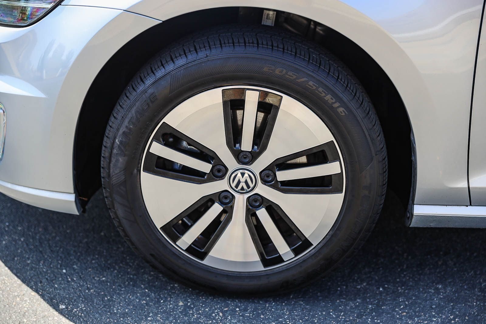 Used 2019 Reflex Silver Metallic Volkswagen SE image 10