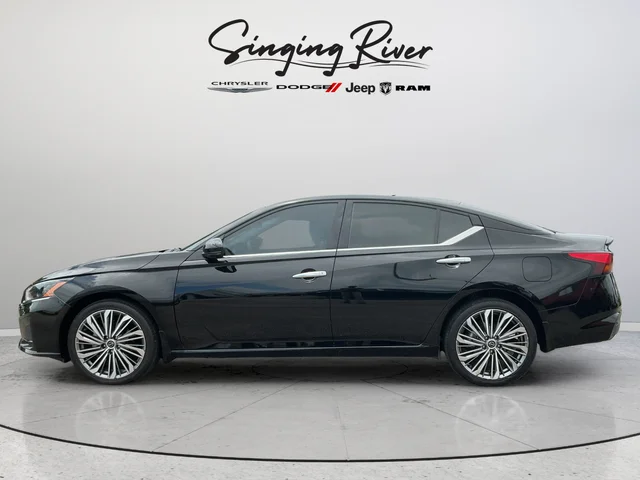 Used 2025 Black Nissan 2.5 SL image 4