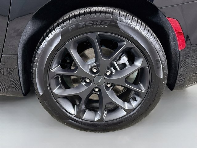 New 2027 Diamond Black Crystal Pearl-Coat Paint Chrysler Limited image 33