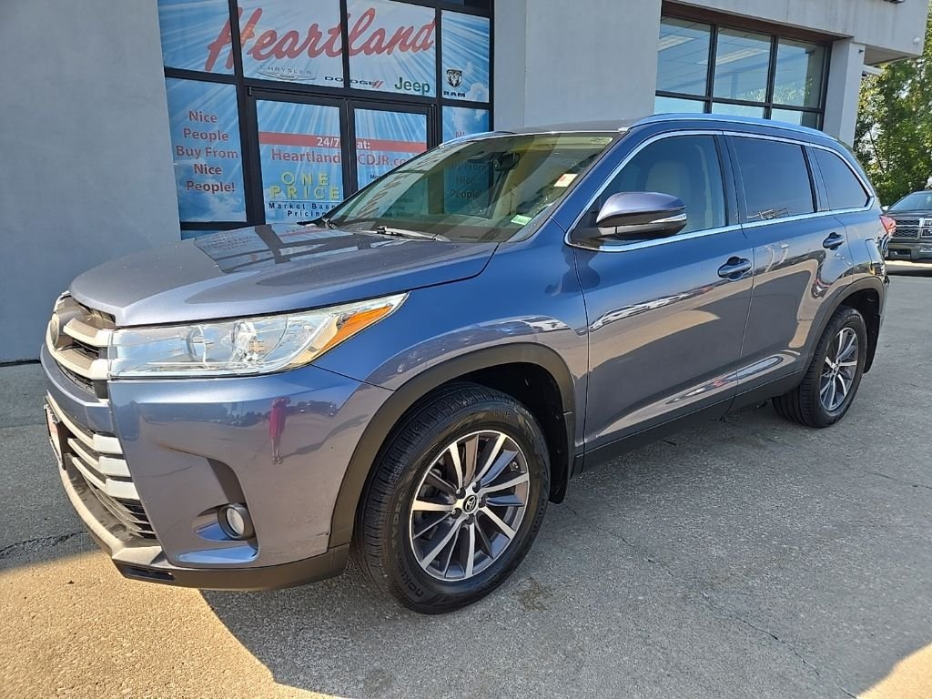 Used 2019 Toyota Highlander XLE with VIN 5TDKZRFH0KS306342 for sale in Kansas City