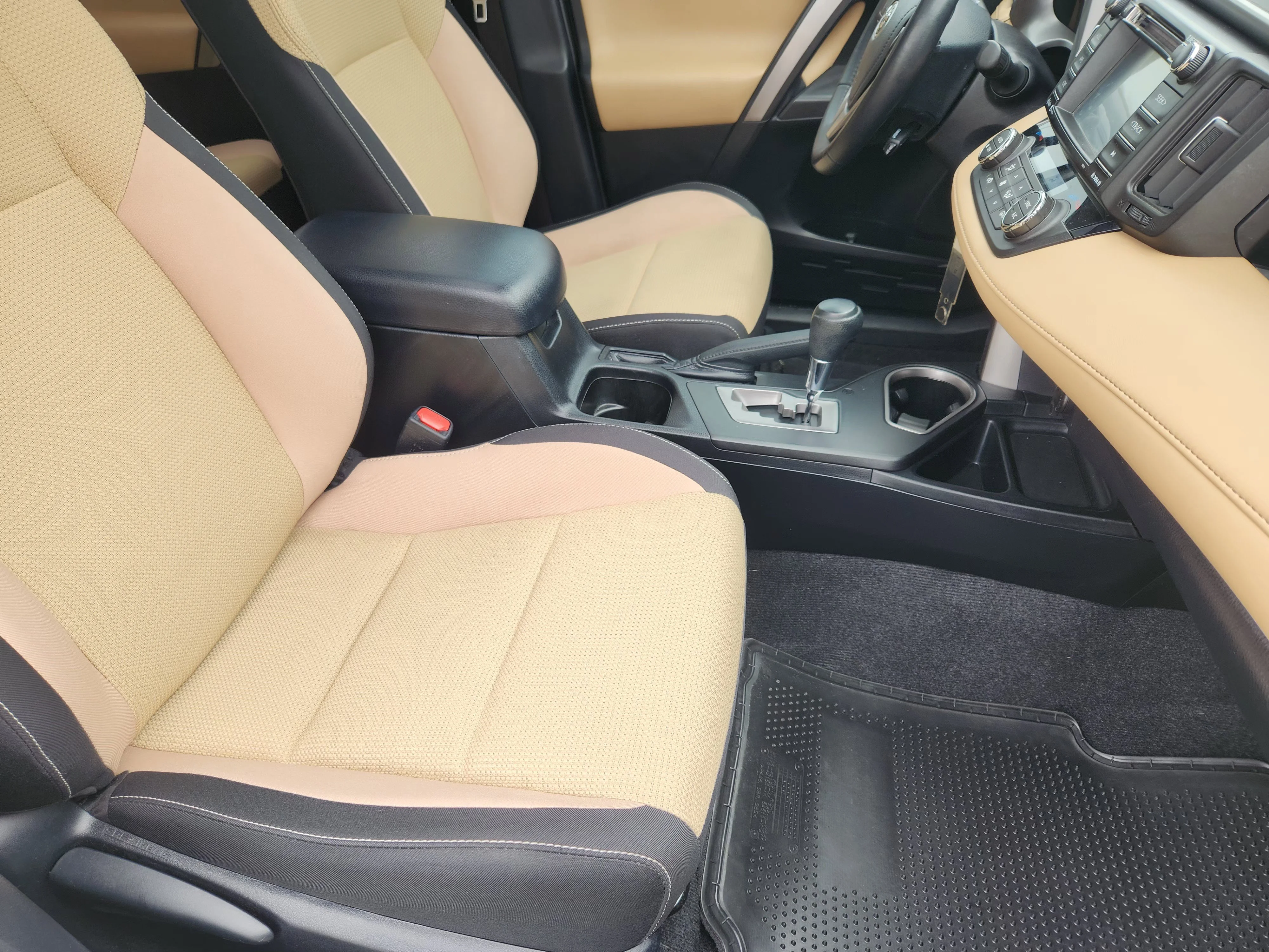 Used 2017  Toyota XLE image 13
