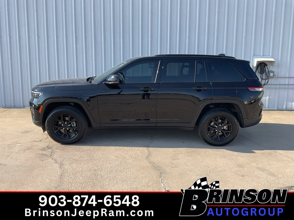 Used 2024 Diamond Black Crystal Pearlcoat Jeep Altitude image 4