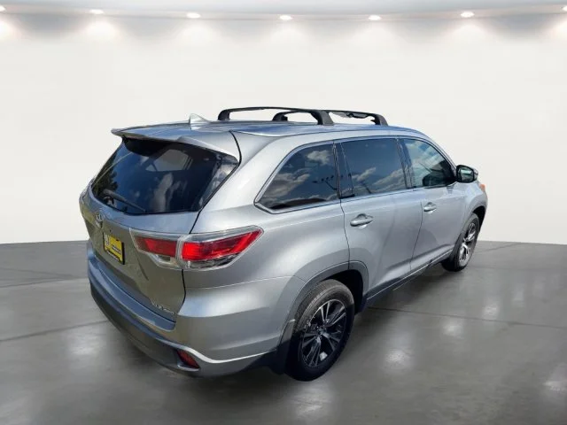 Used 2016 Silver Toyota XLE V6 image 14