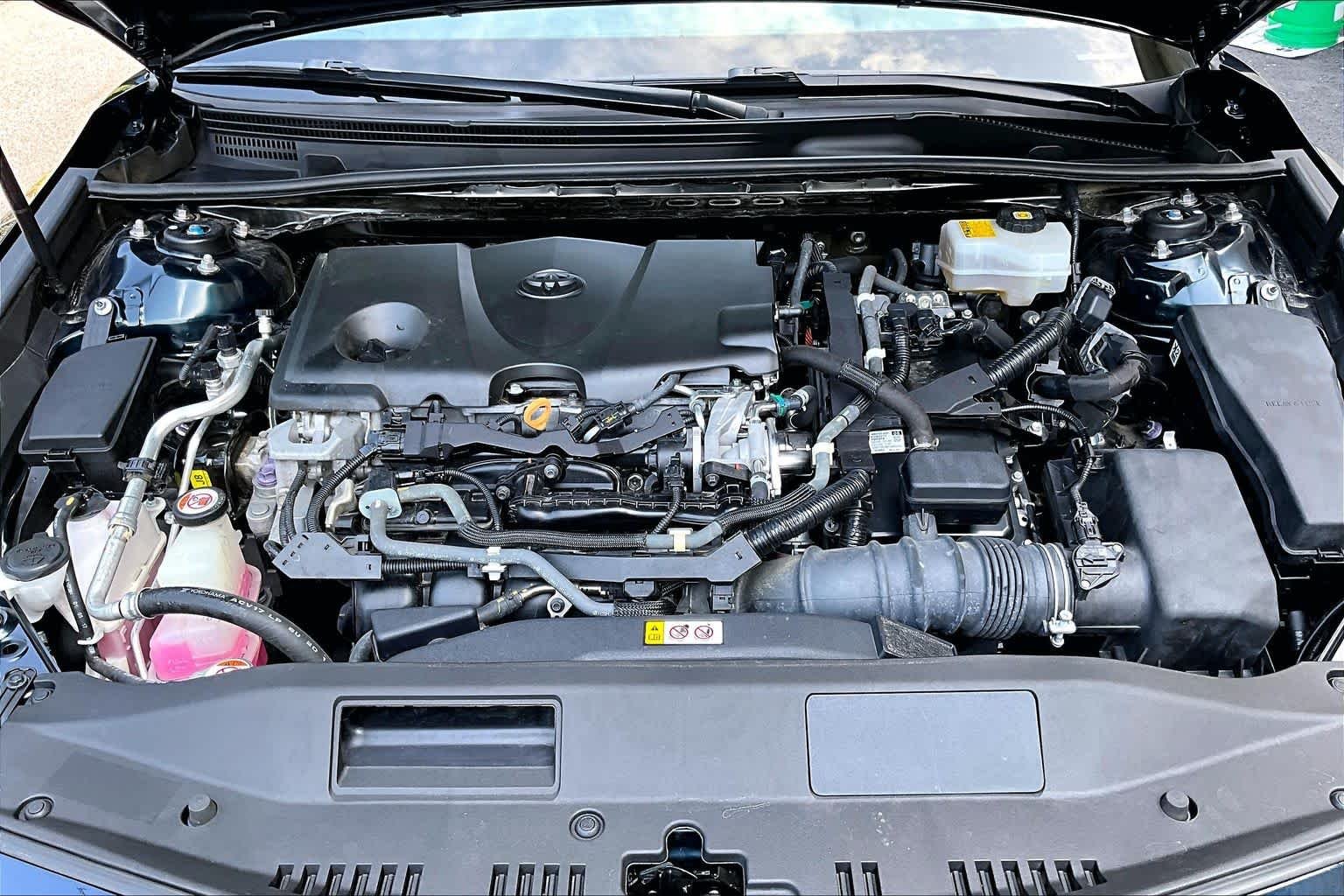 Used 2018 Galactic Aqua Mica Toyota Hybrid XLE image 32