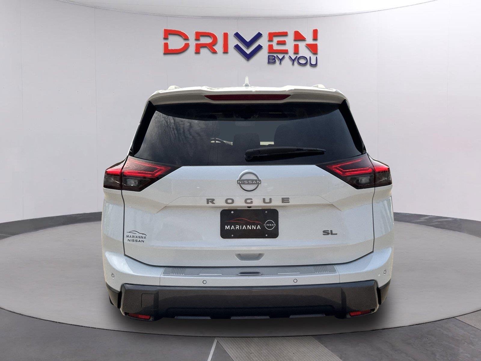 Used 2025 Everest White Pearl Nissan SL image 4