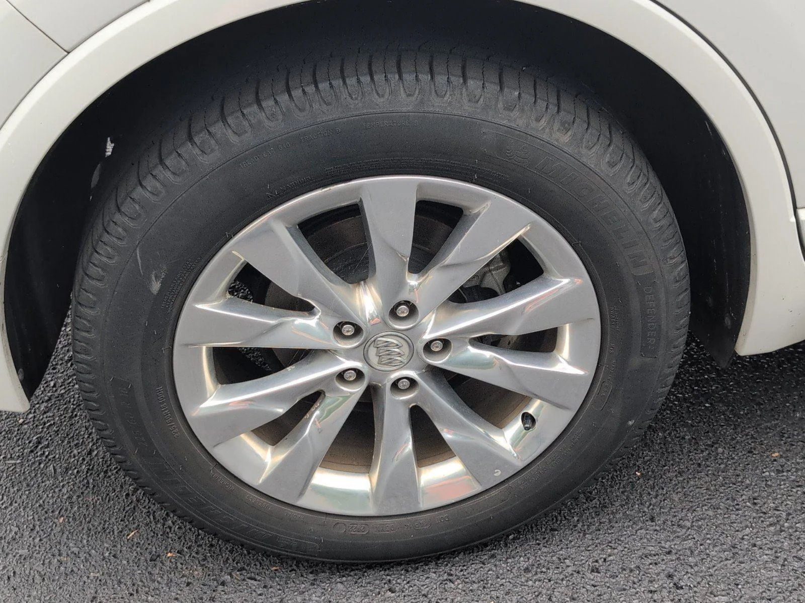 Used 2018 SUMMIT WHITE Buick Essence image 11