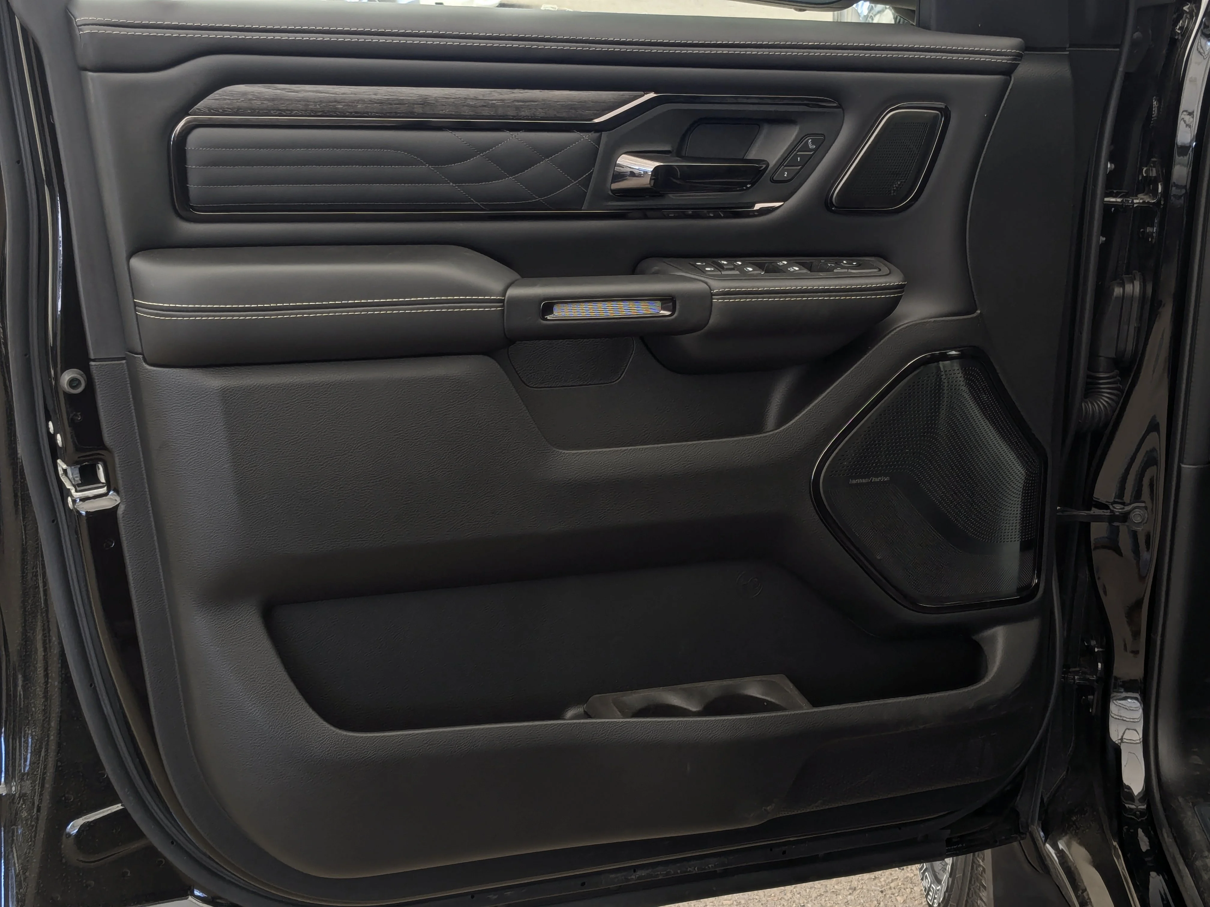 New 2026 Black RAM Limited - - 5.7L HEMI V8 - Pano Sunroof - Limited Lvl A Grp - Trailer Brake Ctrl & More! image 12