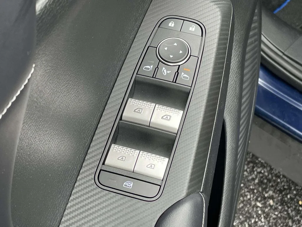 2025 Mitsubishi Outlander Plug-in Hybrid SE - Photo 6