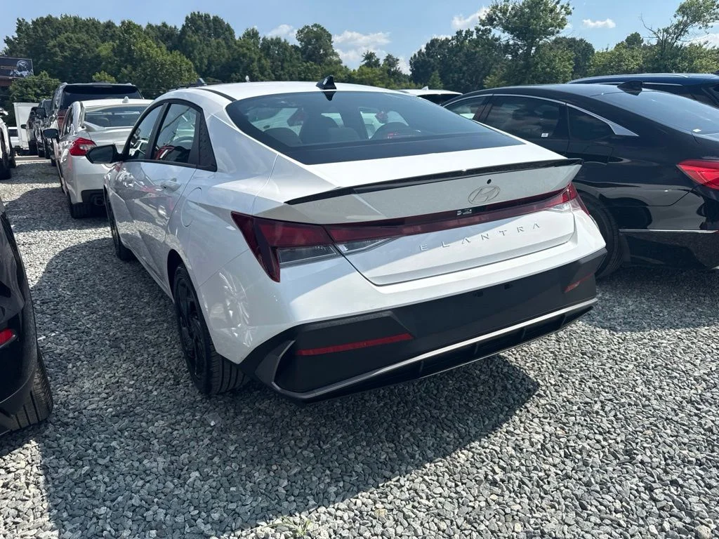 Used 2026 White Hyundai SEL Sport image 4