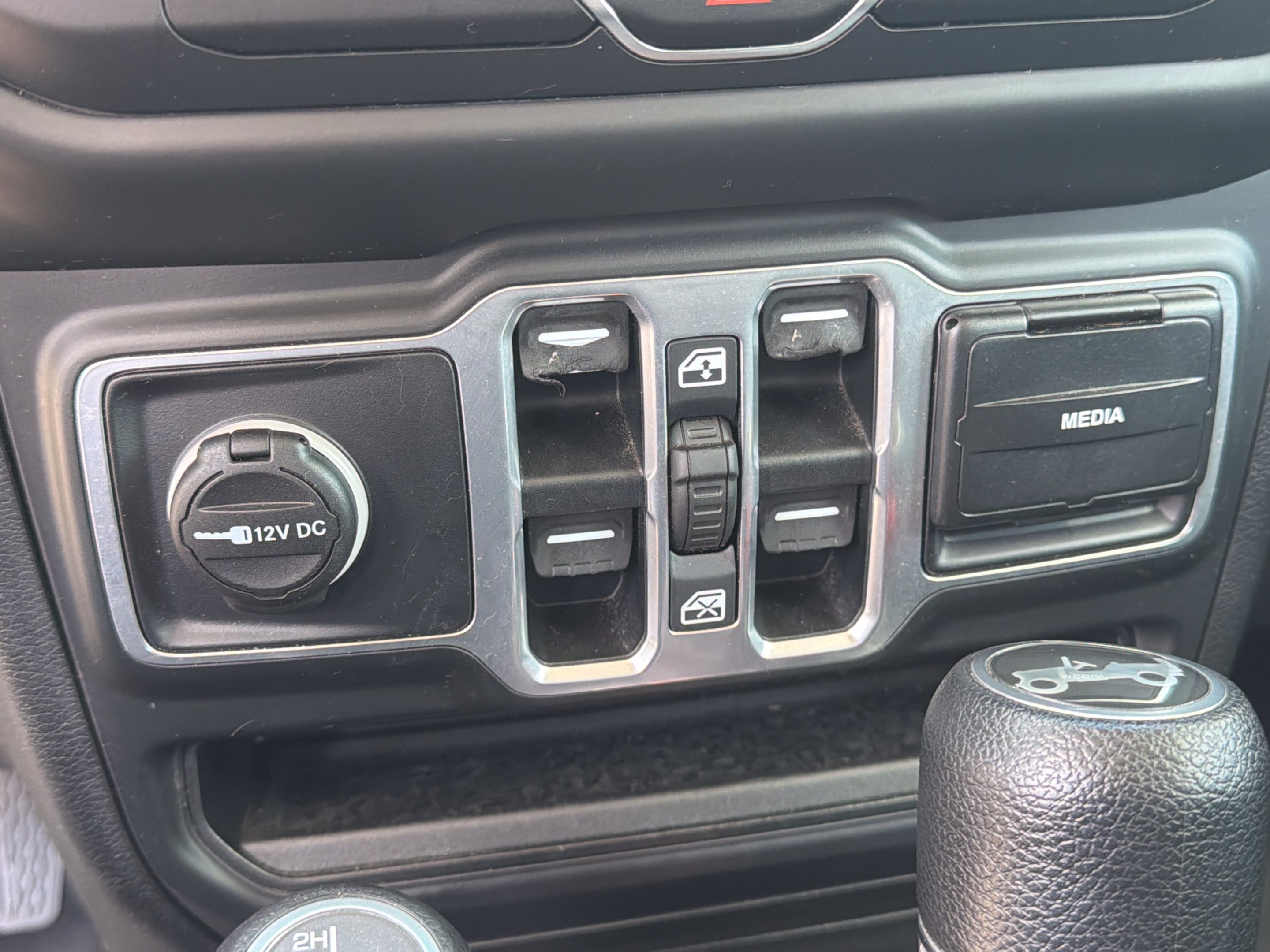 Used 2018 Granite Crystal Metallic Clearcoat Jeep Sport S image 12