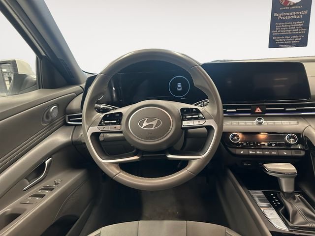 Used 2025 White Hyundai SEL Convenience image 12